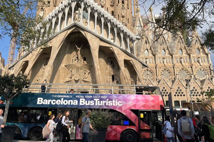 Tourist enjoying Hop-On Hop-Off bus tour in Barcelona