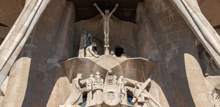 Detalle del Cristo Crucificado en la fachada de la Sagrada Familia de Barcelona